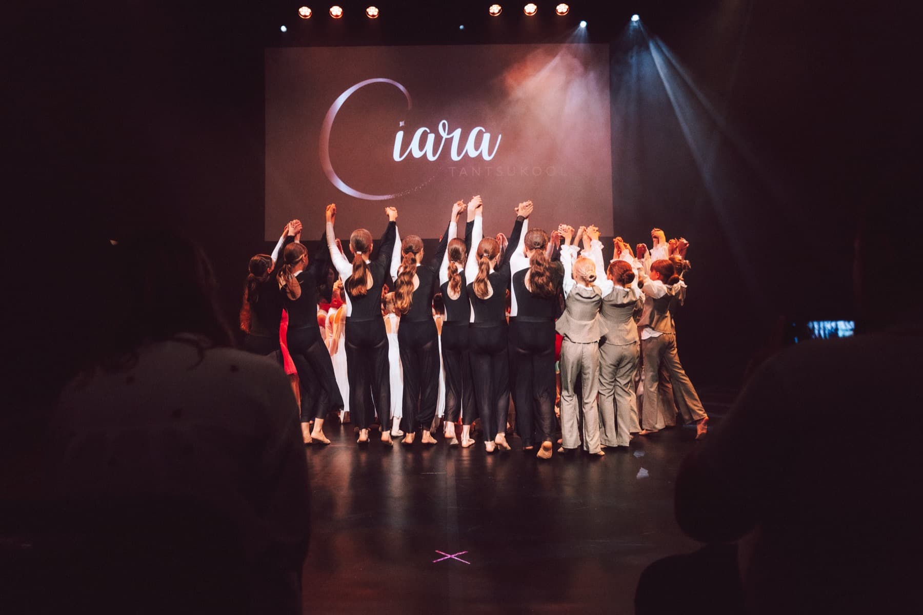 Kogu trupp laval kummardamas Ciara projektsiooni all